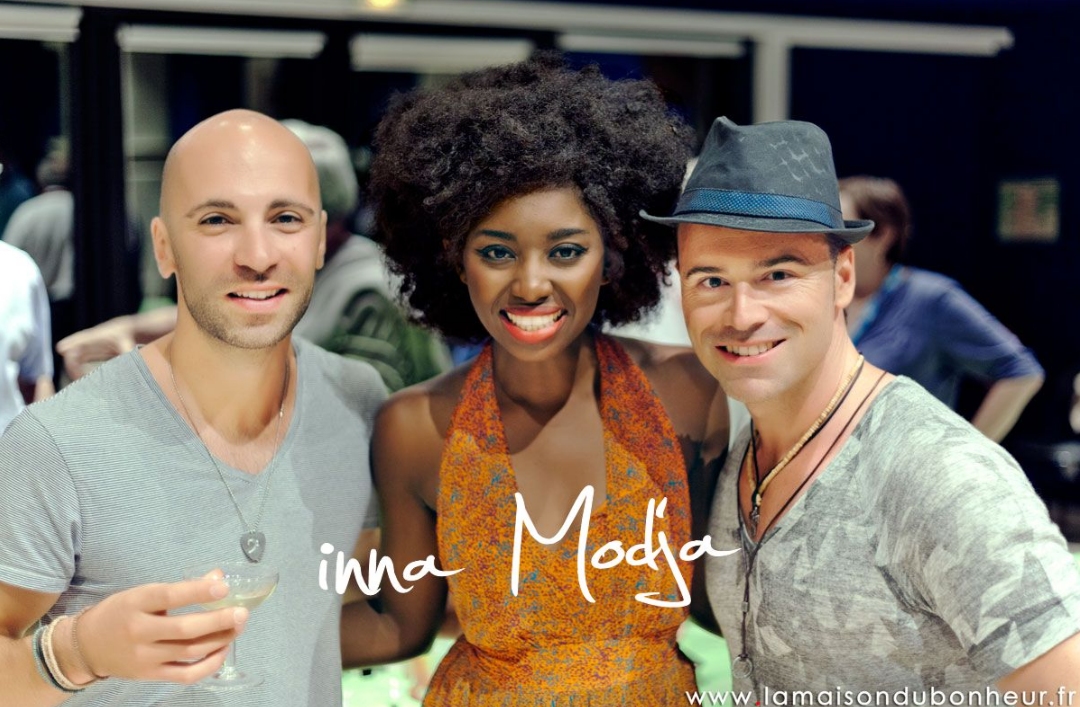 Le groupe MO avec Inna Modja